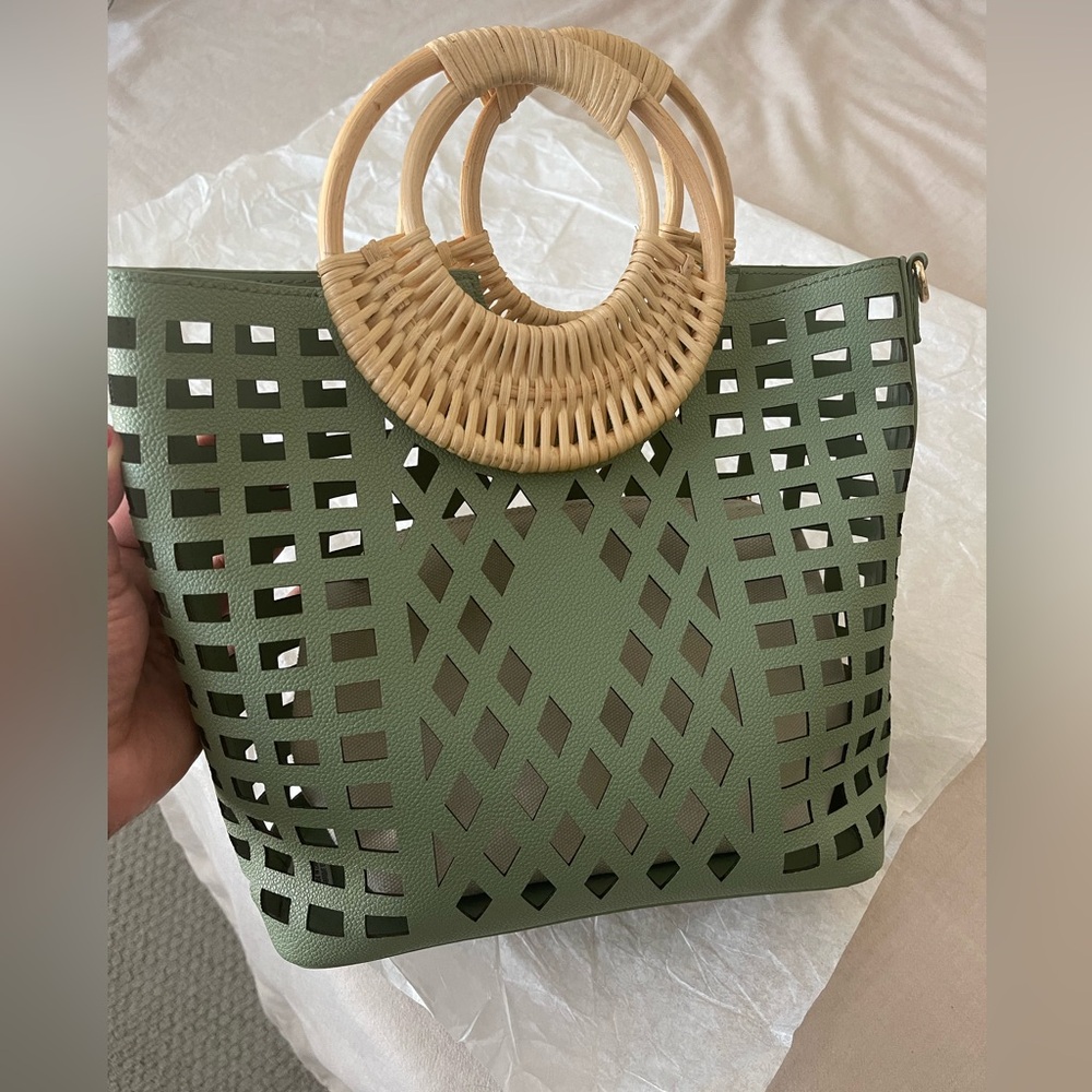 Mesh bag in vegan leather.